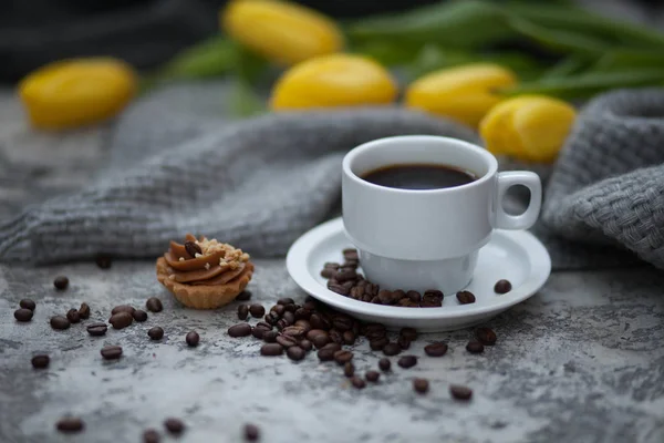 Cofee e tulipas amarelas — Fotografia de Stock