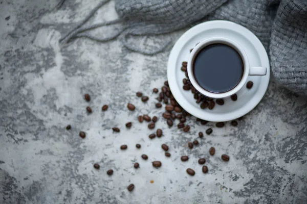 Kaffe på grå bakgrund — Stockfoto