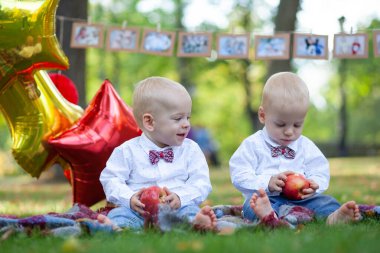 İkiz kardeşler ilk doğum gününü kutluyor.