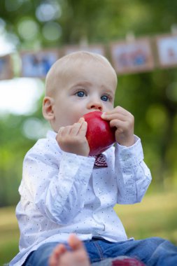 Küçük şirin çocuk doğum gününü kutluyor.