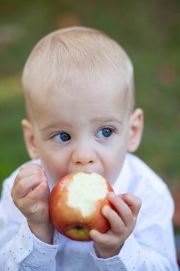 Küçük şirin çocuk doğum gününü kutluyor.