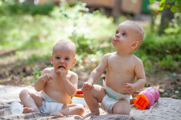 Schattig Tweeling Broers Ontspannen Buiten — Stockfoto