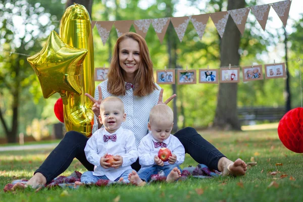 Cute Family Celebrating Birthday — Stock Photo, Image