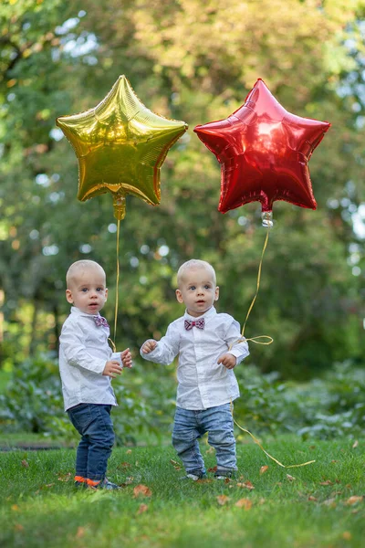 双子の兄弟 誕生日を祝う — ストック写真