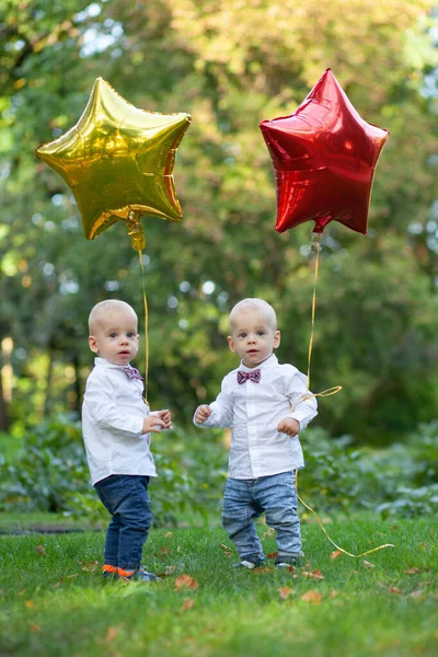 Hermanos Gemelos Celebrando Primer Cumpleaños — Foto de Stock