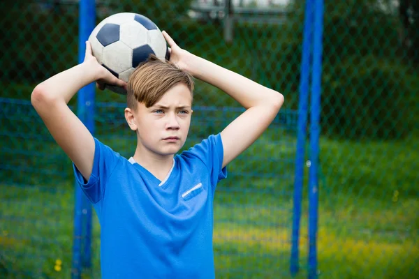 Pojke kastar en boll ut — Stockfoto