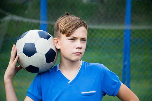 Retrato de um menino com uma bola — Fotografia de Stock