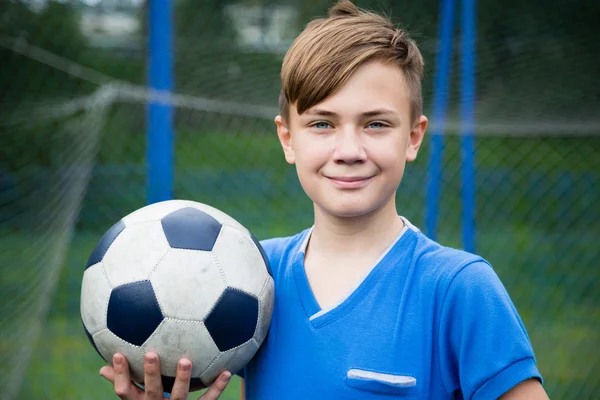 Uśmiechnięty chłopiec z piłką — Zdjęcie stockowe