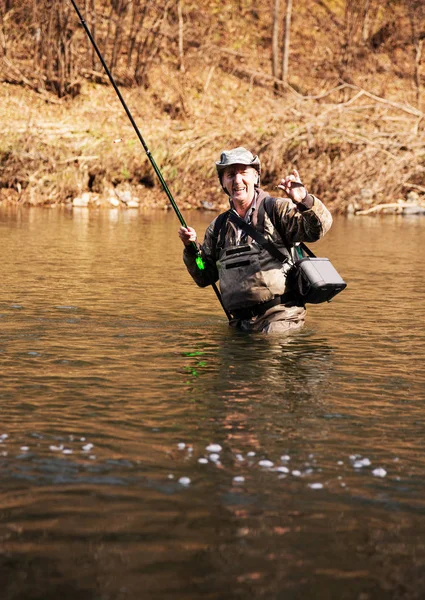Mutlu bir gölge balığı tutan balıkçı yakaladı 