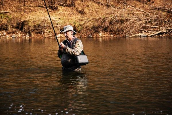 Fischer mit einer Äsche im Fluss gefangen — Stockfoto