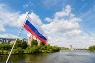 Moskova banliyölerinde arka plan üzerinde Rus bayrağı 