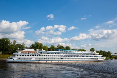 Rus Uglich şehir waterfront adlı yolcu gemisi duruyor