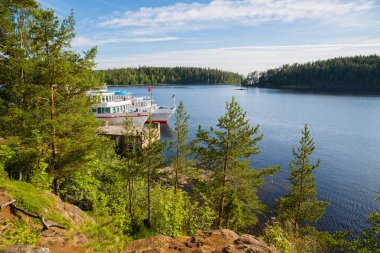 Kruvaziyerler Valaam ünlü Adası koyda vardır
