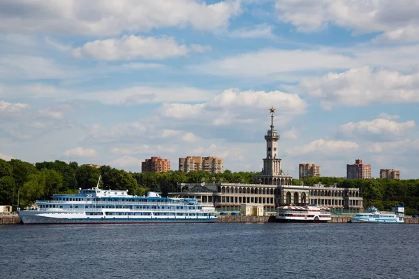 Le navi passeggeri sono ormeggiate alla stazione fluviale nord di Mosca — Foto Stock