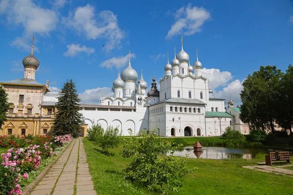 Binnenplaats van het Kremlin van Rostov opgenomen Gouden Ring van Rusland — Stockfoto