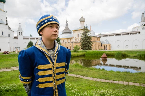 Teenager im nationalen russischen Anzug in Kreml-Rostow groß — Stockfoto