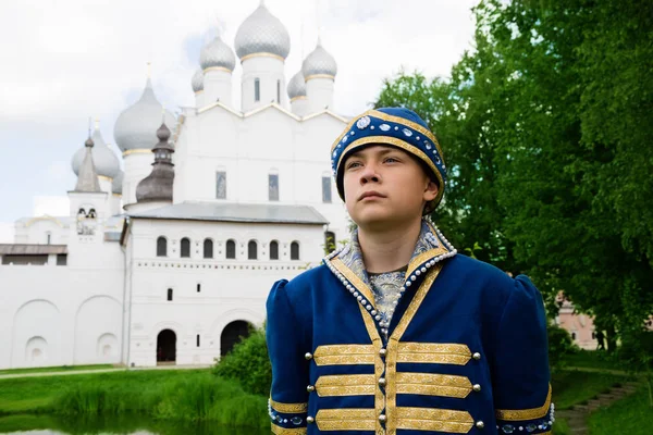 Portret jongen in nationale Russische pak in Kremlin Rostov groot — Stockfoto