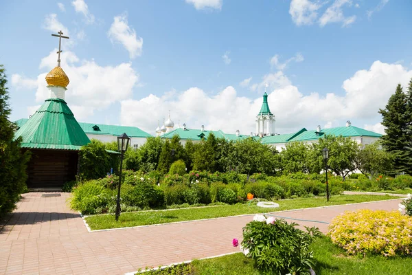 Территория Казанского монастыря в городе Ярославле в России — стоковое фото