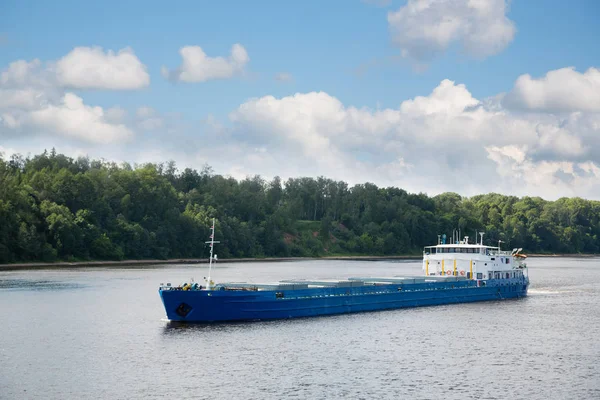 Krajina z řeky Volhy a nákladní loď, Rusko — Stock fotografie