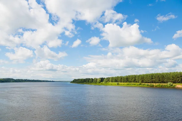Letní krajina Velká řeka Volha v Rusku — Stock fotografie
