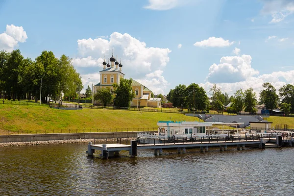 Набережна стародавнього міста Углицьке річки Волги, Росією — стокове фото