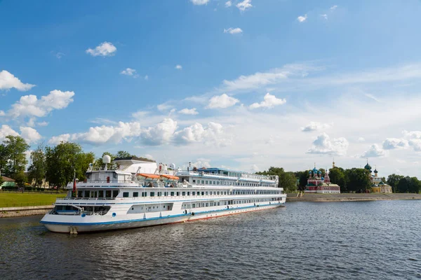 Osobní loď stojí poblíž města Uglich v Rusku — Stock fotografie