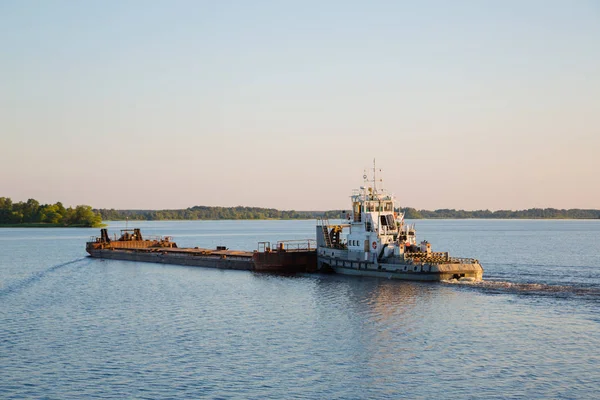 Sleepboot met een binnenschip op Moskou rivier komt in de avond — Stockfoto