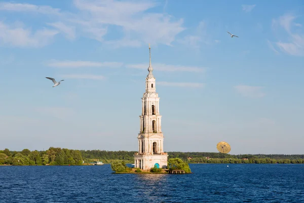 Antico campanile nel fiume Volga nella storica città di Kalya — Foto Stock