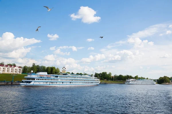 Le navi passeggeri sono ormeggiate a Uglich in Russia — Foto Stock