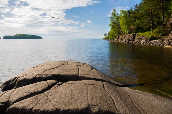 Rochas enormes na costa da ilha de Valaam — Fotografia de Stock