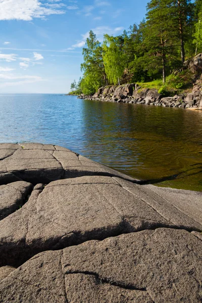 Bela costa rochosa da famosa ilha de Valaam — Fotografia de Stock