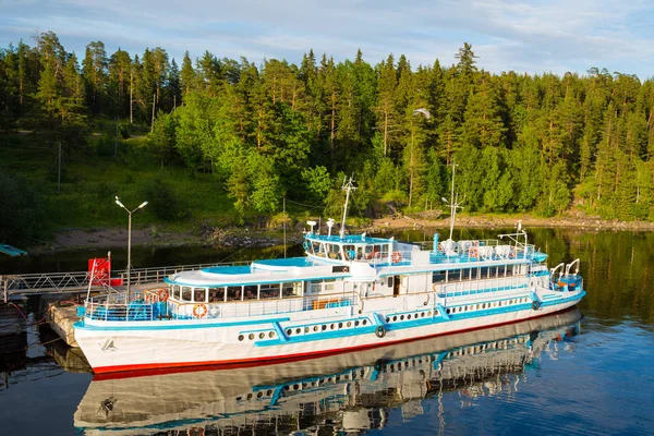 Buque de pasajeros está frente a la costa de la isla de Valaam en el —  Fotos de Stock