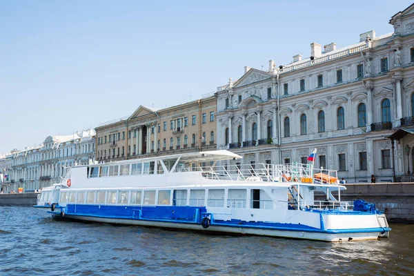 Passagier boot op de rivier de Neva in Sint-Petersburg — Stockfoto