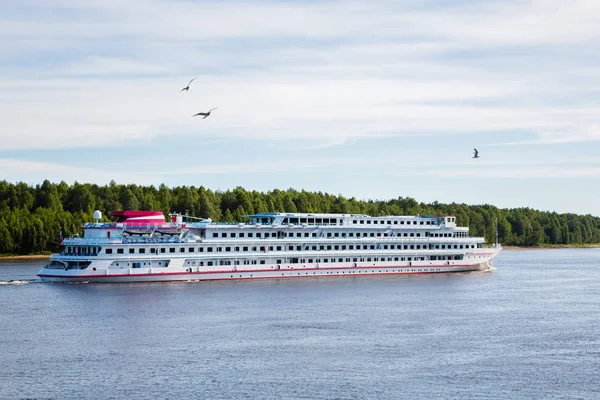 Navire à passagers vient de l'île de Valaam en été — Photo