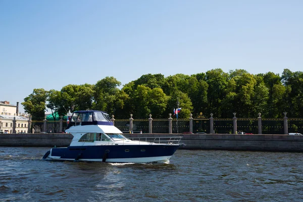 Speedboot aan de rivier de Neva in Sint-Petersburg — Stockfoto