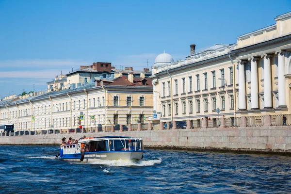 Touristenboot auf der Newa in St. Peter — Stockfoto