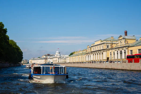 Turystyczny rejs łodzią nad brzegiem rzeki Newy w Sankt Petersburgu — Zdjęcie stockowe
