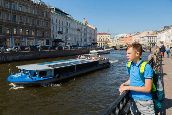 Guy is aan de waterkant gracht in Sint-Petersburg — Stockfoto