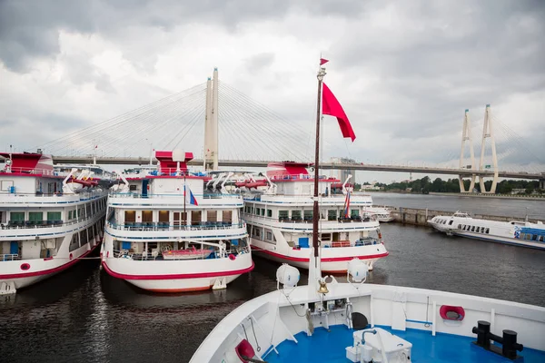 Výletní lodě kotví v říční přístav v Petrohradu — Stock fotografie