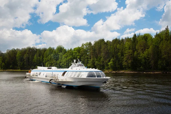 Nave passeggeri Speed vicino all'isola di Valaam in Russia — Foto Stock