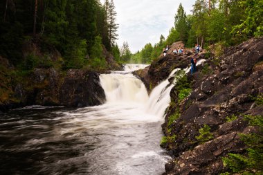 Şelale Karelya Rusya'da Kivach gelen turistler