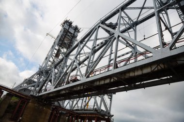 İnşaat Köprüsü'nün altında