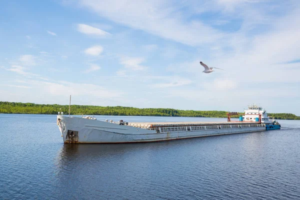 Navire cargo va au bord de la rivière Svir, Russie — Photo