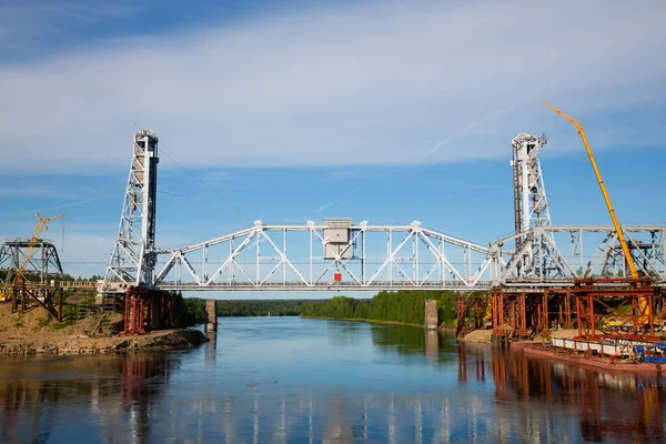 Stavba mostu na řece — Stock fotografie