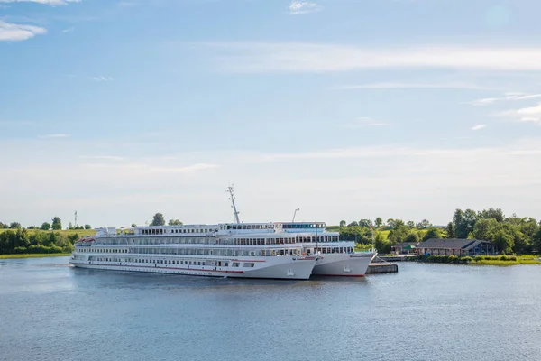 Kizhi Adası, Karelya Rusya'da yolcu gemileri altındadır
