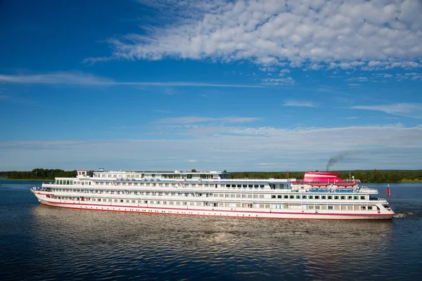 Los barcos de pasajeros están en la isla de Kizhi, Karelia en Rusia —  Fotos de Stock