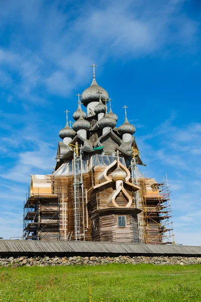 Rusya'da Kizhi adada ünlü mimari topluluğu