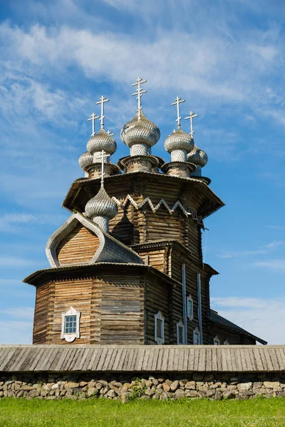 Rusya'da Kizhi adada ünlü mimari topluluğu