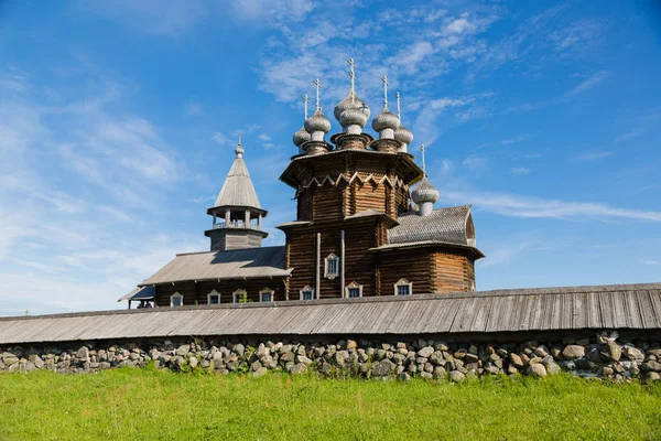 Conjunto arquitetônico famoso na Ilha Kizhi, na Carélia, em Russ — Fotografia de Stock