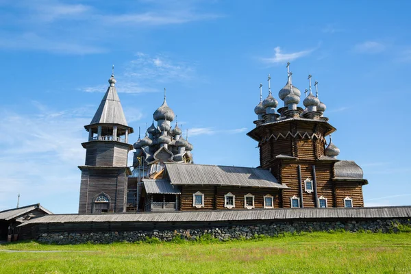 Famoso conjunto arquitectónico en la isla de Kizhi en Karelia en Russ —  Fotos de Stock